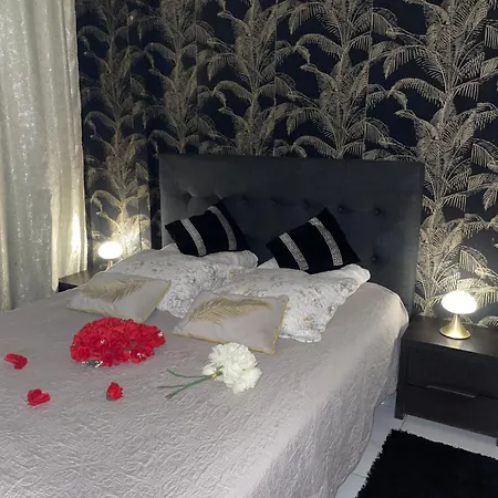 By Neptune - Rustique Jacuzzi Apartment Bondy